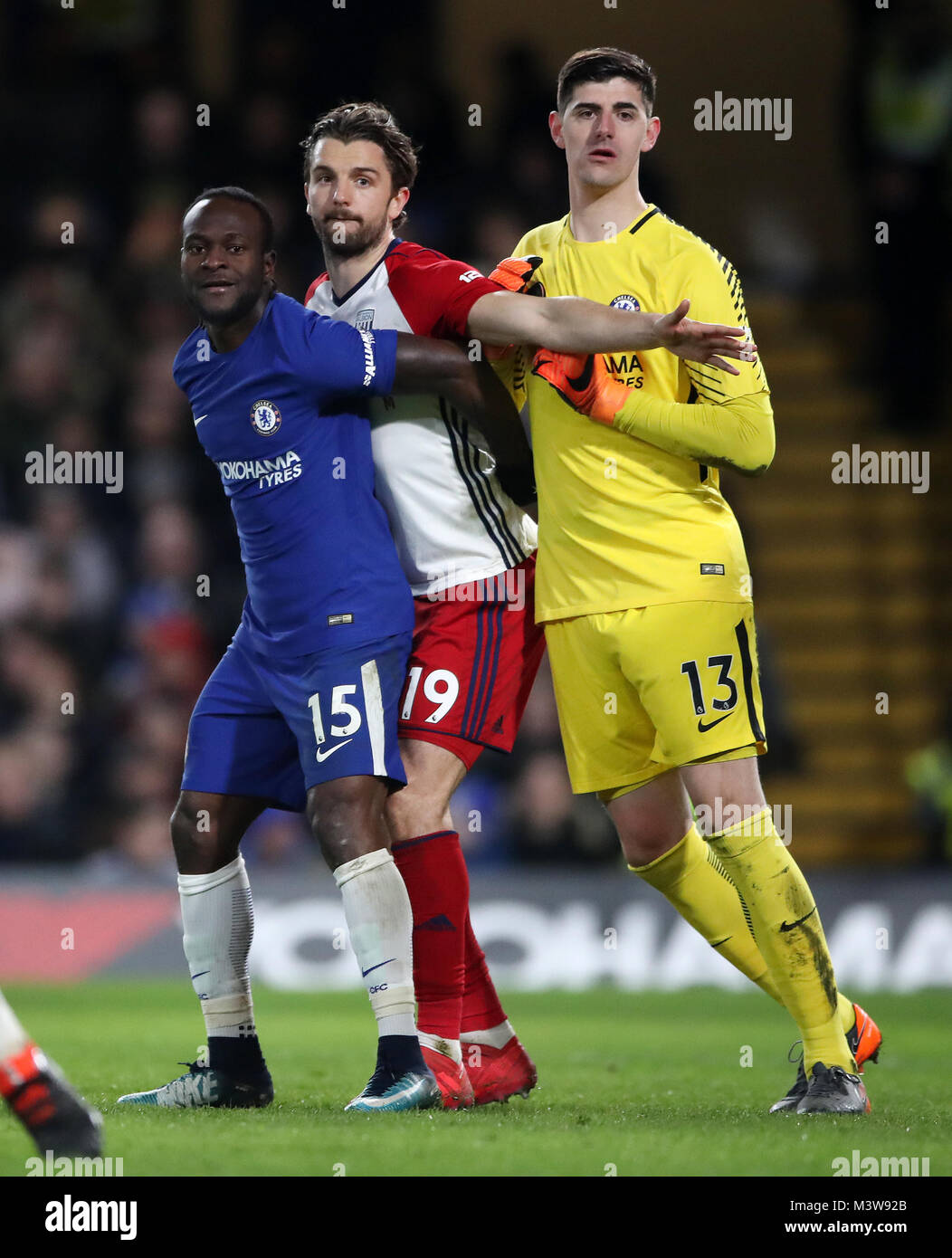 Chelsea's Victor Moses (links), West Bromwich Albion Jay Rodriguez und Chelsea Torhüter Thibaut Courtois (rechts) während der Premier League Match an der Stamford Bridge, London. Stockfoto