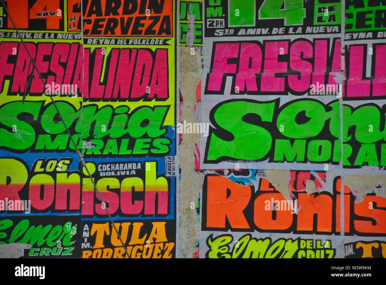 Bunte neon Poster Werbung die Künstler spielen auf traditionelle Musik Nächte in Peru Stockfoto