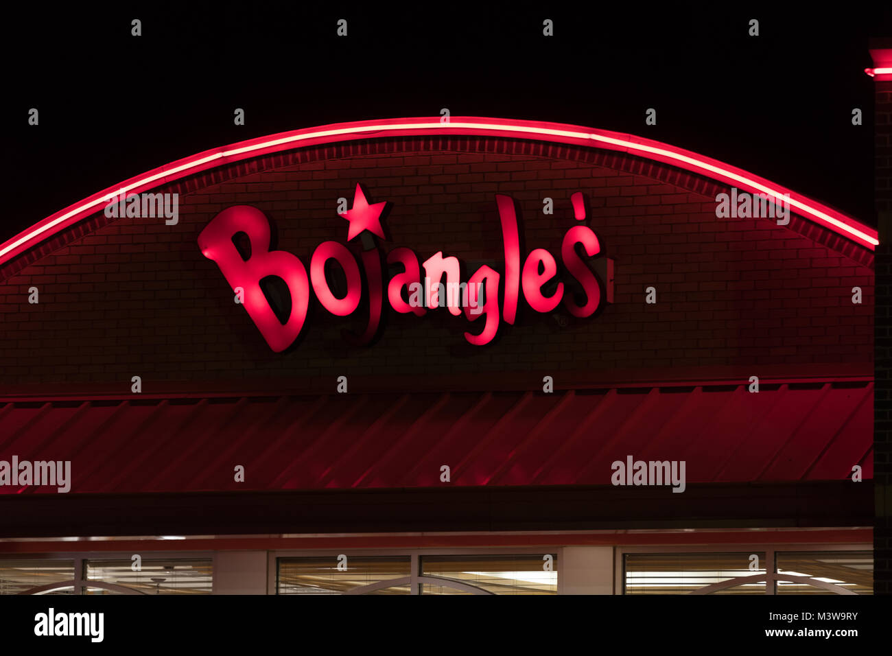 WILSON, NC - Januar 25, 2018: ein bojangle Restaurant Zeichen ist nachts beleuchtet. Bojangles' Inc. ist eine Südöstliche Regionale Kette von Fast food Res Stockfoto