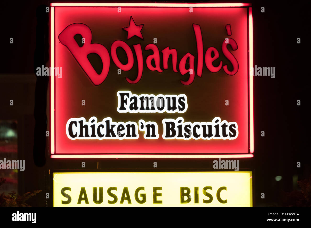 WILSON, NC - Januar 25, 2018: ein bojangle Restaurant Zeichen ist nachts beleuchtet. Bojangles' Inc. ist eine Südöstliche Regionale Kette von Fast food Res Stockfoto