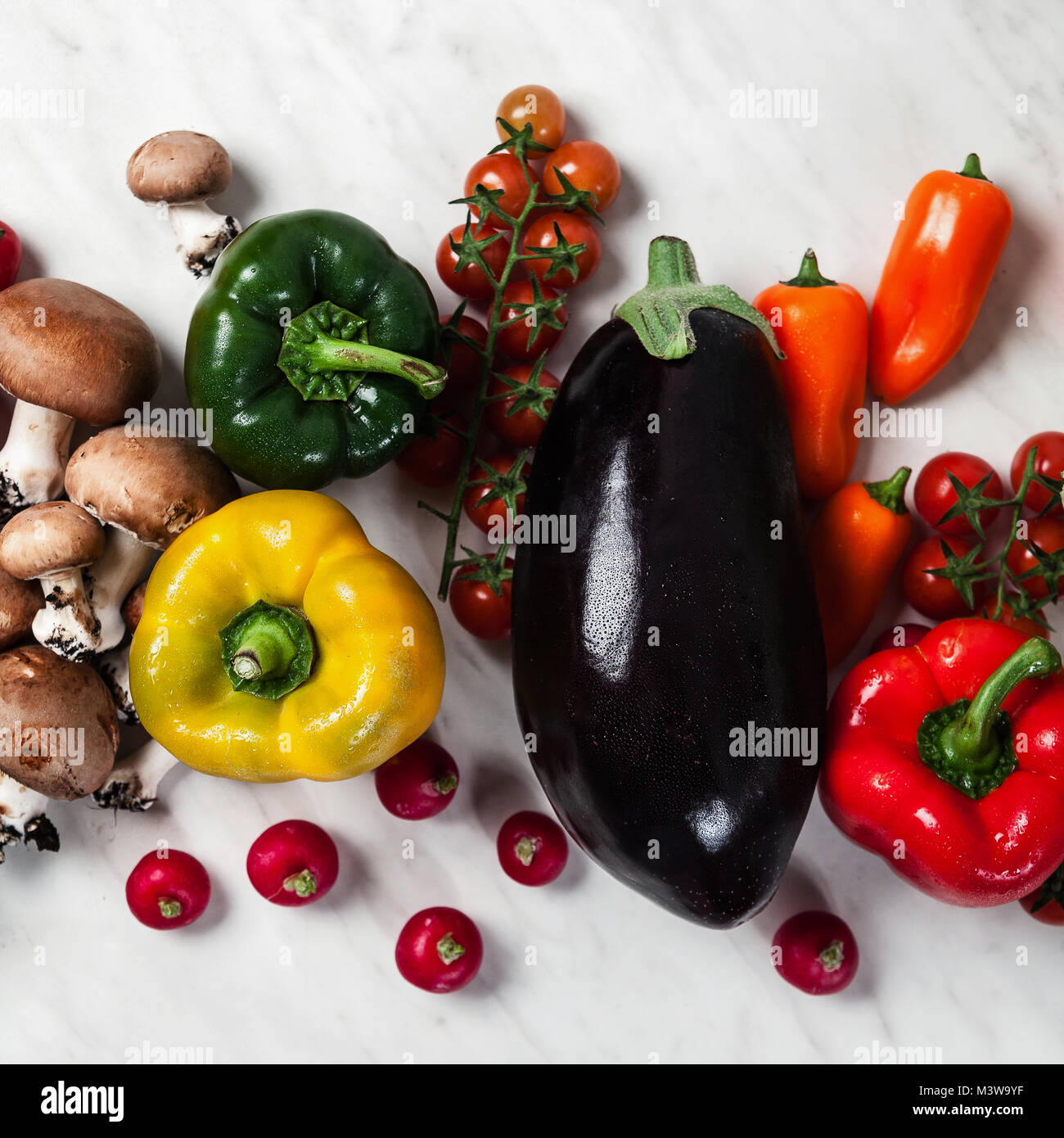 Frisches Gemüse auf den Tisch, helle mehrfarbige Bio Bio Produktion. Konzept der gesunden Ernährung. top Aussicht, flach Stockfoto