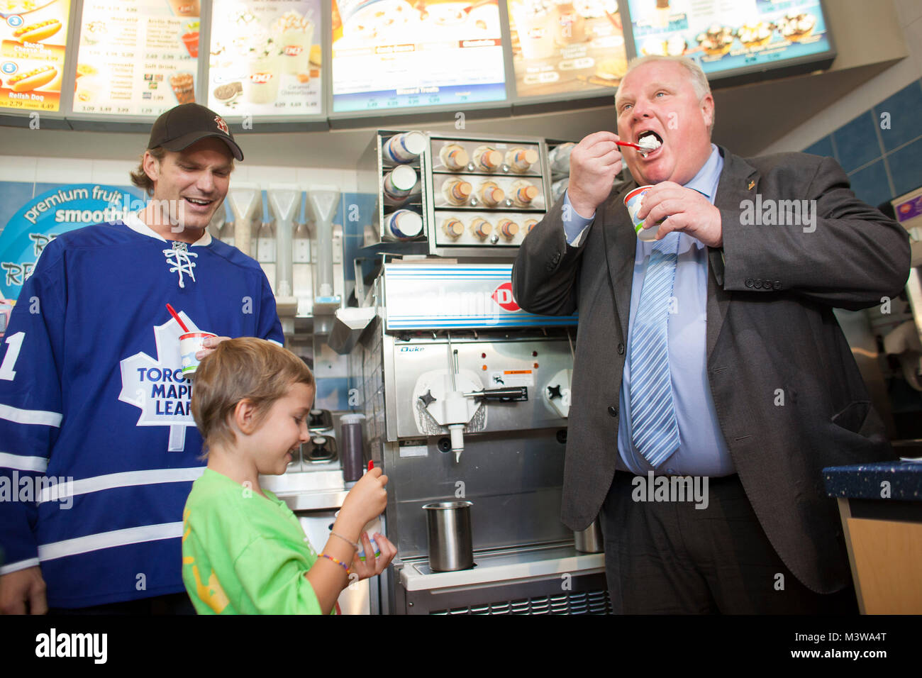 (L-R) Toronto Maple Leafs, David Clarkson, SickKids Botschafterin Sarah Watkin, 6, und Toronto Bürgermeister Rob Ford essen Blizzards während der Dairy Queen Wunder Tag Ereignis behandeln in Unterstützung der Children's Miracle Network zu einem Dairy Queen Lage in Toronto, Kanada am Donnerstag, August 08, 2013. Stockfoto