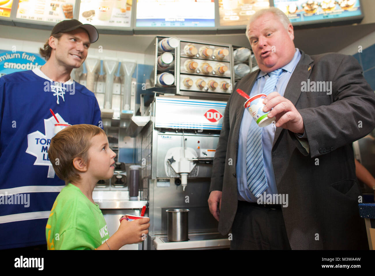 (L-R) Toronto Maple Leafs, David Clarkson, SickKids Botschafterin Sarah Watkin, 6, und Toronto Bürgermeister Rob Ford essen Blizzards während der Dairy Queen Wunder Tag Ereignis behandeln in Unterstützung der Children's Miracle Network zu einem Dairy Queen Lage in Toronto, Kanada am Donnerstag, August 08, 2013. Stockfoto