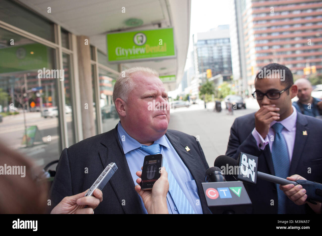 Toronto Bürgermeister Rob Ford hält eine Pressekonferenz während der Dairy Queen Wunder Tag Ereignis behandeln in Unterstützung der Children's Miracle Network zu einem Dairy Queen Lage in Toronto, Kanada am Donnerstag, August 08, 2013. Toronto Maple Leafs, David Clarkson und SickKids Botschafterin Sarah Watkin, 6, nahm ebenfalls an der Veranstaltung. Stockfoto