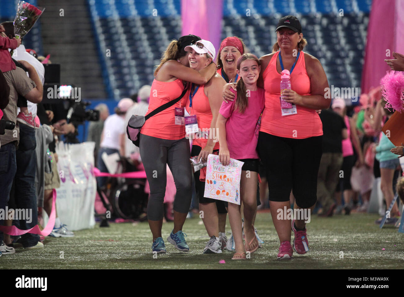 Die Teilnehmer füllen die Shoppers Drug Mart Wochenende zu Ende Krebse der Frauen am Sonntag, September 08, 2013 in Toronto, Kanada. Es gab 3639 die Spaziergänger, die an der zweitägigen 60 km Spaziergang durch Toronto nahm und $ 8 Millionen für die Krebsforschung. Stockfoto