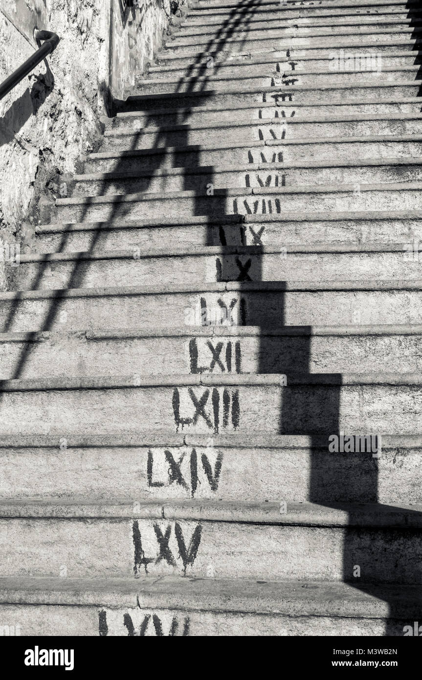 Römische Ziffern auf der Seite der Schritte in Valparaiso, Chile lackiert Stockfoto