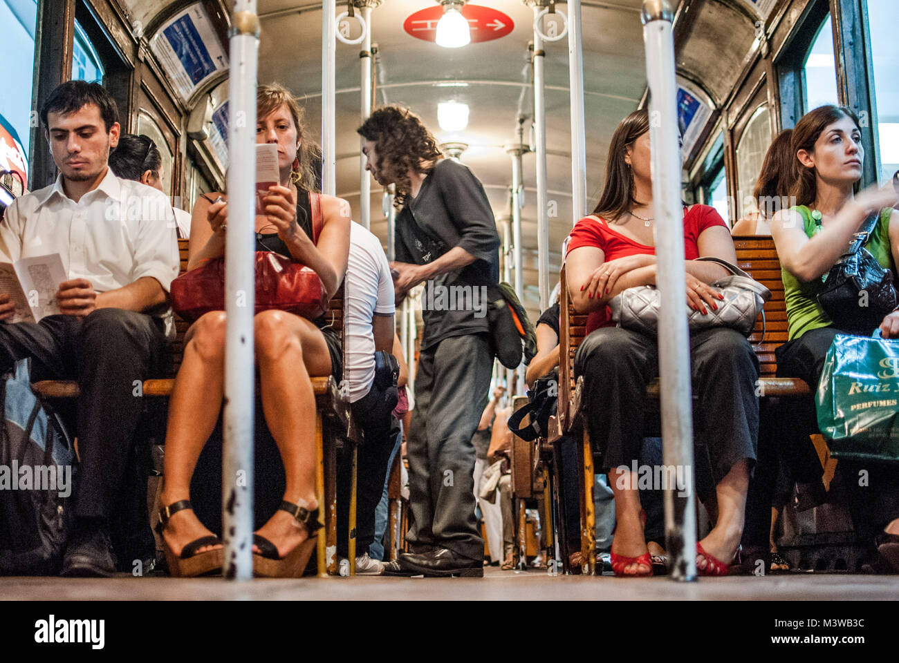 Die Passagiere in einem traditionellen Holz- U-Bahn auf dem Buenos Aires metro Stockfoto