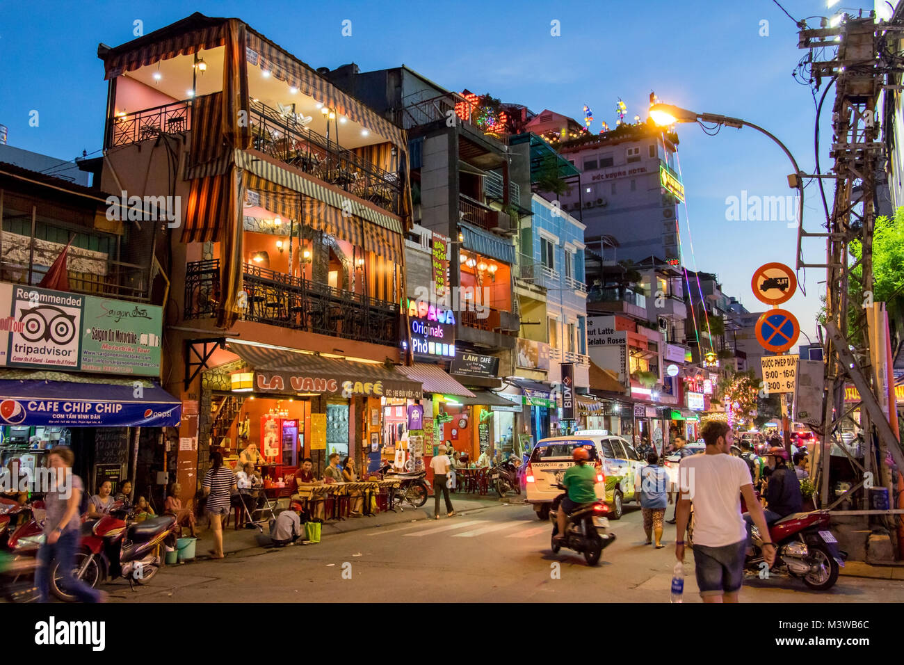 SAIGON, VIETNAM, Dec 17 2017, Sonnenuntergang in den Straßen von Saigon, Abends Straße mit Bars und Pubs im Zentrum von Ho Chi Minh Stadt. Stockfoto