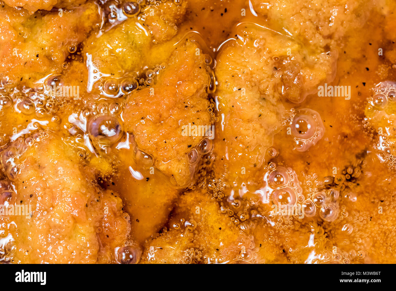 Braten Sie das Fleisch in breadcrumb gewickelt auf der Pan, ganz nah. Fried Chicken in Öl. Stockfoto