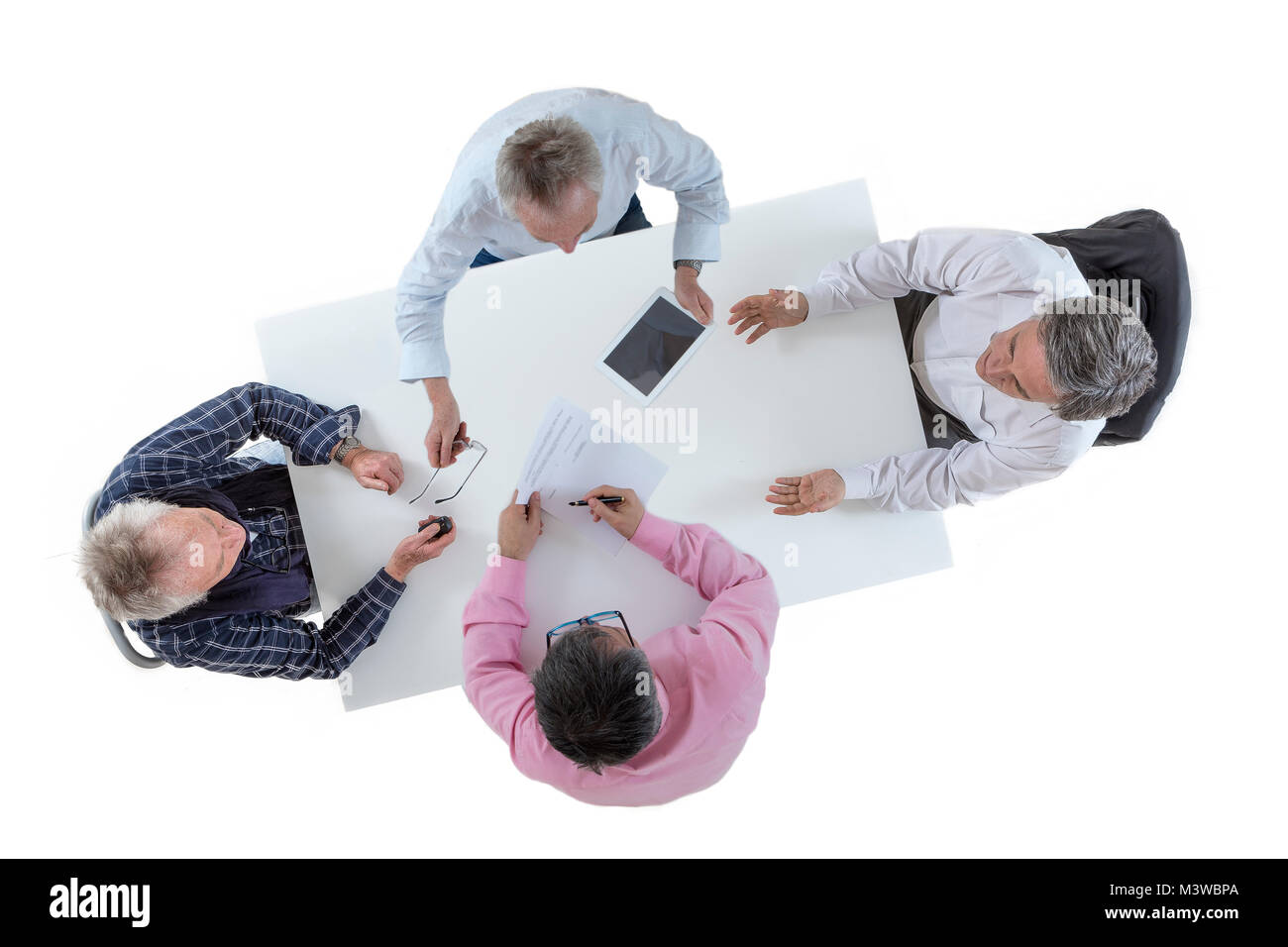 Vertragsabschluss: Geschäftsleute im Büro Schreibtisch sitzen die Unterzeichnung eines Vertrags Stockfoto