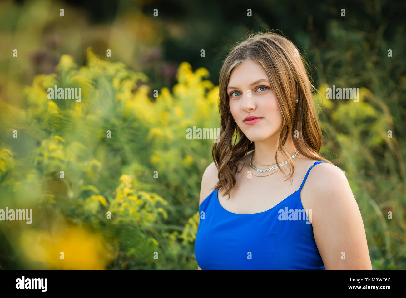 An der High School Mädchen Porträts außerhalb im Sommer. Eine Person. Schöne brünette Teenager weiblich. Stockfoto