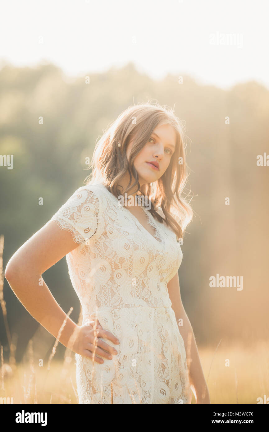 An der High School Mädchen Porträts außerhalb im Sommer. Eine Person. Schöne brünette Teenager weiblich. Stockfoto