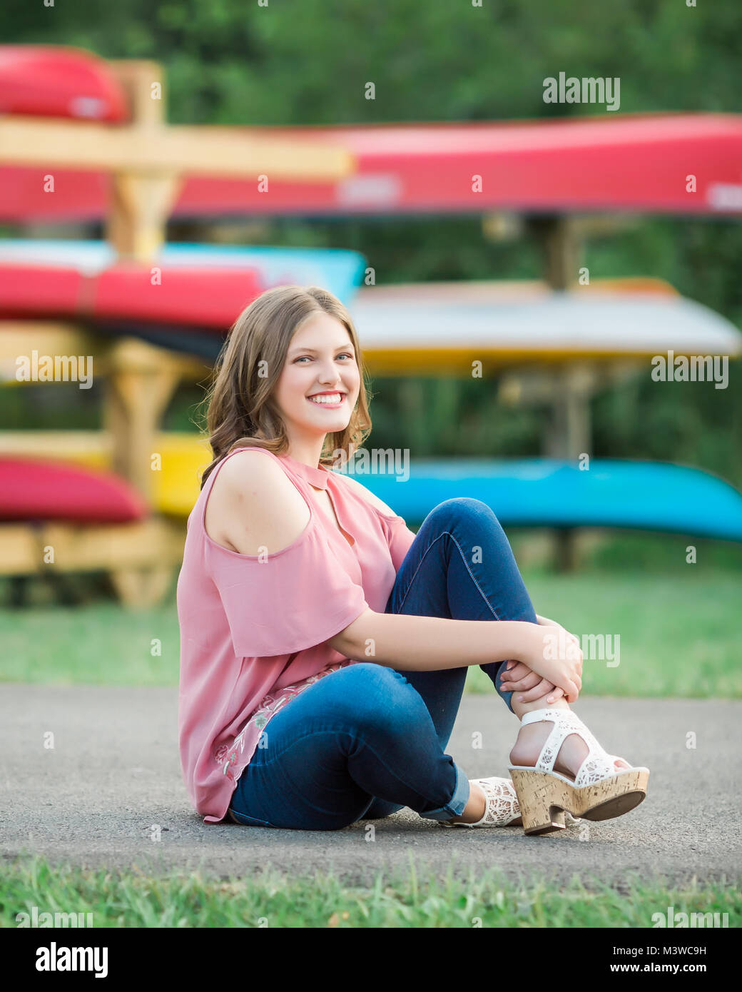 An der High School Mädchen Porträts außerhalb im Sommer. Eine Person. Schöne brünette Teenager weiblich. Stockfoto