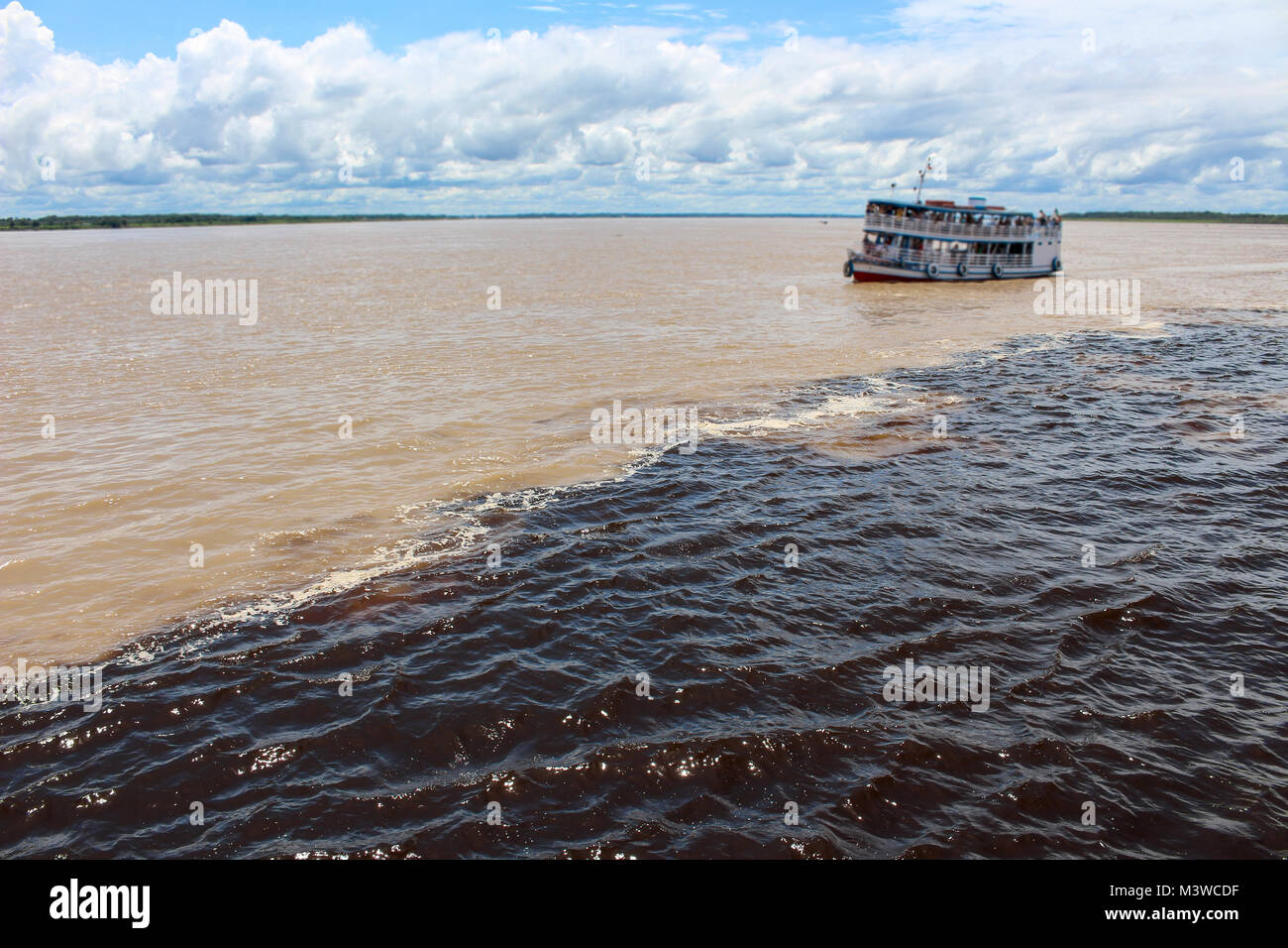 Treffen der Wasser des Rio Negro und des Amazonas und Rio Solimoes in der Nähe von Manaus, Amazonas, Brasilien in Südamerika Stockfoto