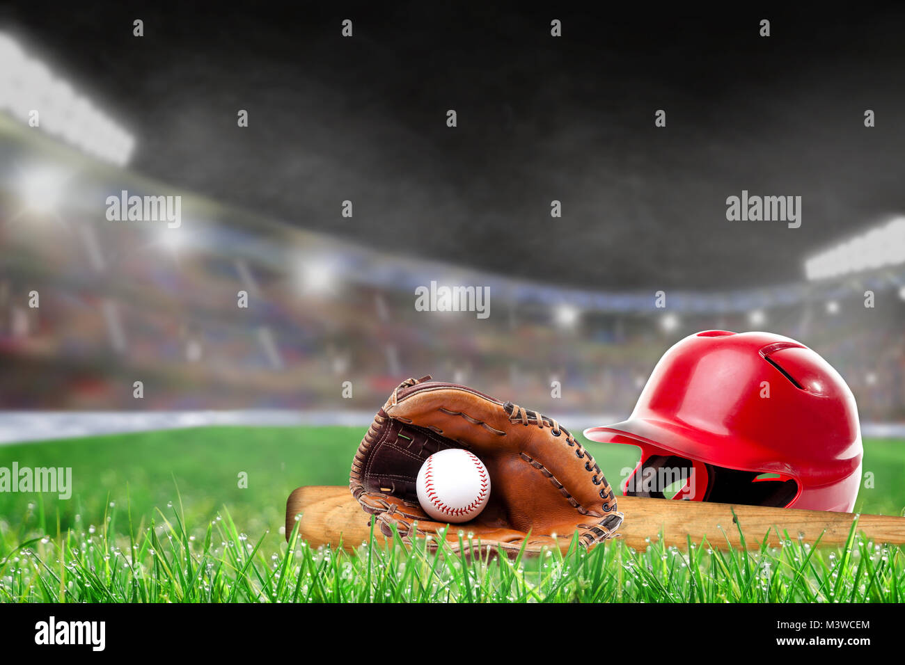 Baseball Helm, bat, Handschuh und Ball auf Gras in Hell im Stadion mit Fokus auf Vorder- und flache Tiefenschärfe auf Hintergrund beleuchtet. Delib Stockfoto