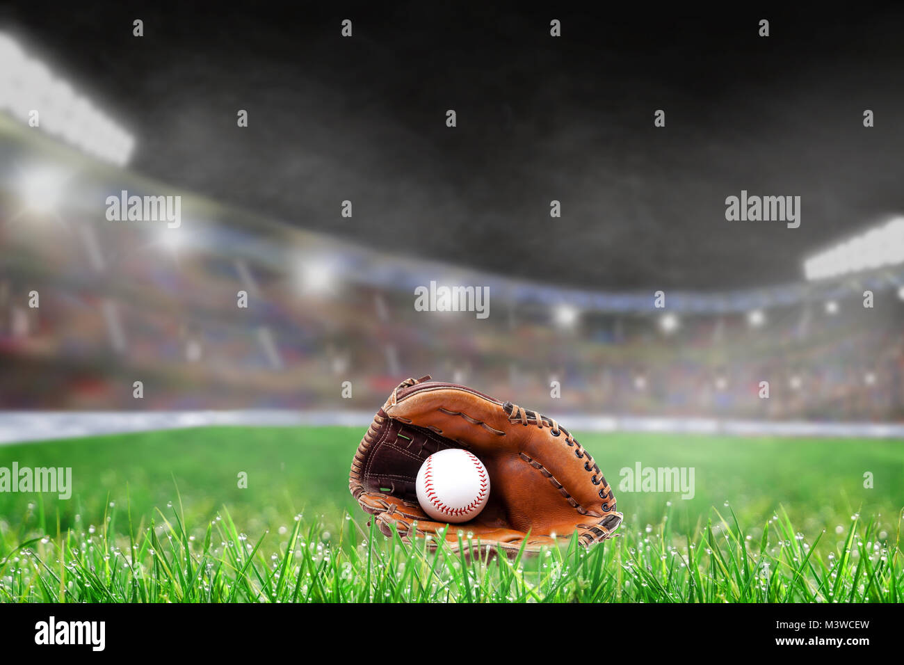 Baseball Handschuh und Ball auf Gras in Hell im Stadion mit Fokus auf Vorder- und flache Tiefenschärfe auf Hintergrund beleuchtet. Absichtliche objektiv Fl Stockfoto