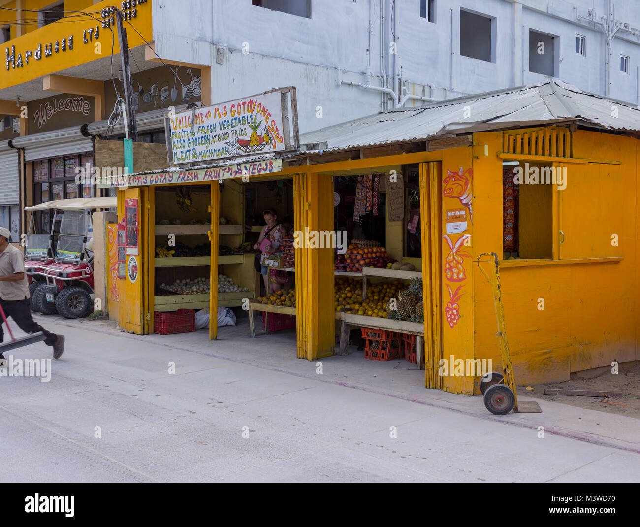 San Pedro, Ambergris Caye, Belize - Januar 19, 2018: Frau Gotay's One Stop ein kleines Lebensmittelgeschäft am Straßenrand in San Pedro, Belize. Stockfoto