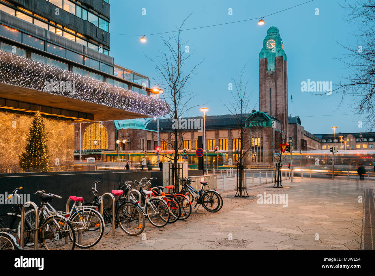 Helsinki, Finnland. Einkaufszentrum und Helsinki Hauptbahnhof im Neuen Jahr Lichter Christbaumschmuck und festliche Beleuchtung. Stockfoto