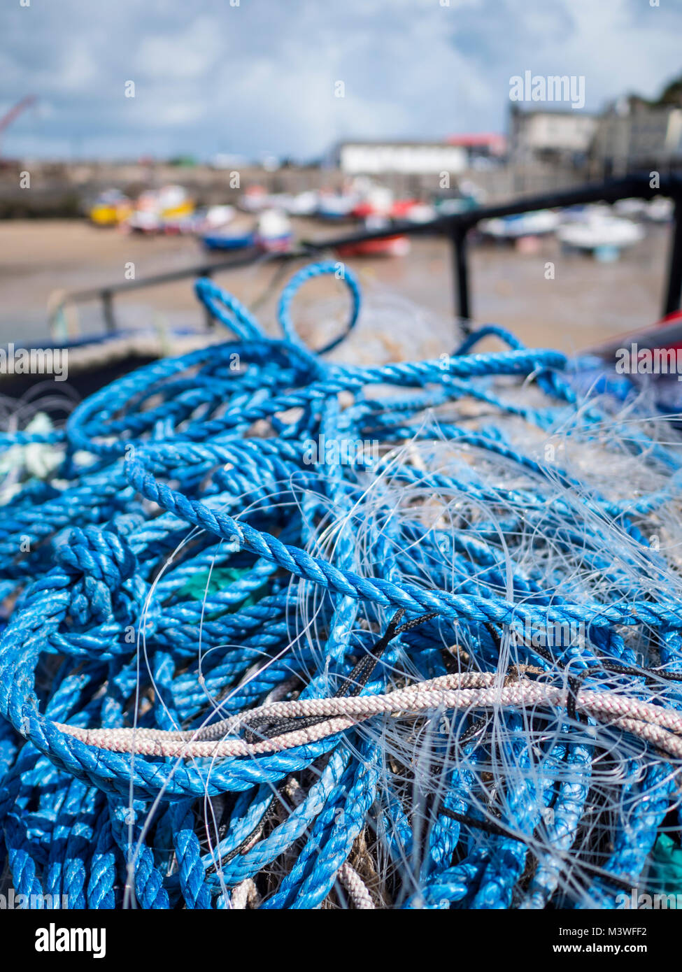 Blau Seil und Angelschnüre zusammengerollt auf Kai Tenby Pembrokeshire Wales Stockfoto