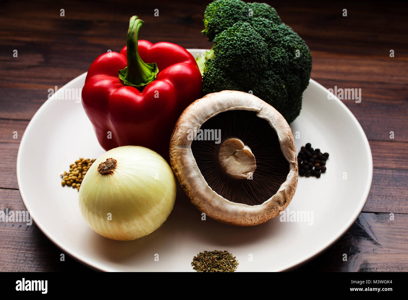 Frisch geerntete Gemüse aus dem Garten bereit für den kochenden Topf Stockfoto