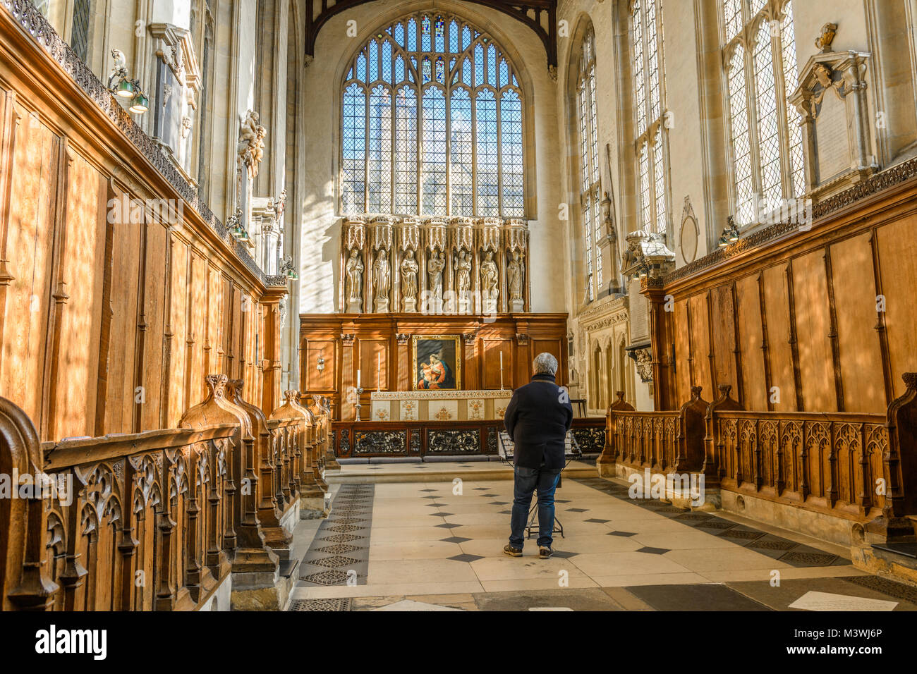 Ein Mann steht in den Chor (Chor, Chor, sanctuary) in der christlichen Kirche St. Maria, der Jungfrau, die offizielle Kirche an der Universität Oxford, Stockfoto