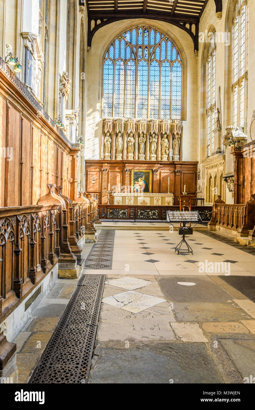 Der Chor (Chor, Chor, sanctuary) in der christlichen Kirche St. Maria, der Jungfrau, die offizielle Kirche an der Universität von Oxford, England. Stockfoto
