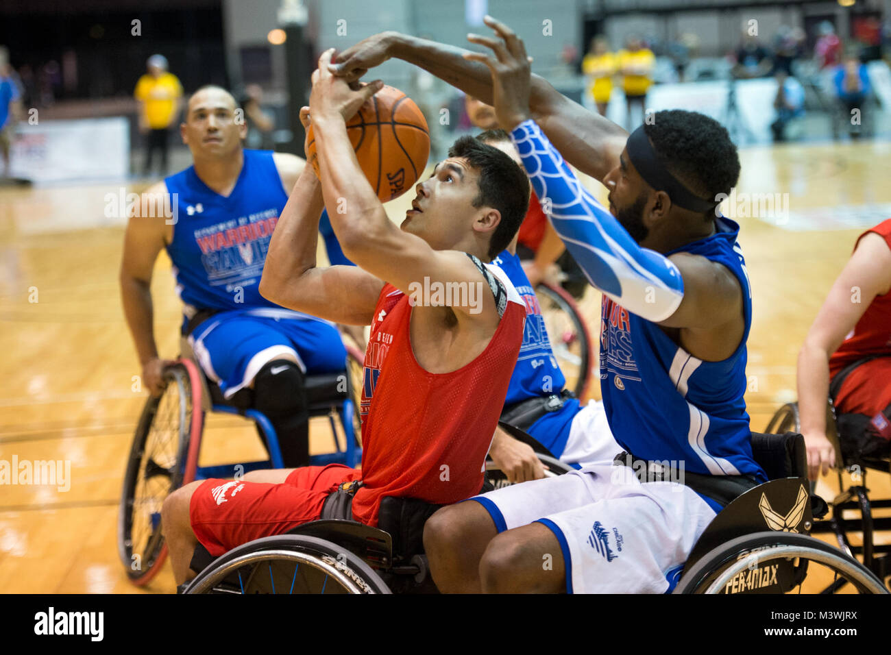 Marine Corps Lance Cpl. Robert Anfinson jr. Kämpfe für ein Rebound mit Air Force Staff Sgt. Anthony Pearson beim Rollstuhlbasketball prelims der Abt. 2017 der Verteidigung Krieger Spiele in Chicago, Illinois, 30. Juni 2017. Der DoD-Krieger Spiele sind eine jährliche Veranstaltung, die Verwundeten, Kranken und Verletzten service Mitglieder und Veteranen im paralympischen Sport zu konkurrieren - Stil. (DoD Foto von EJ Hersom) 170630 - D-DB 155-011 von DoD News Fotos Stockfoto