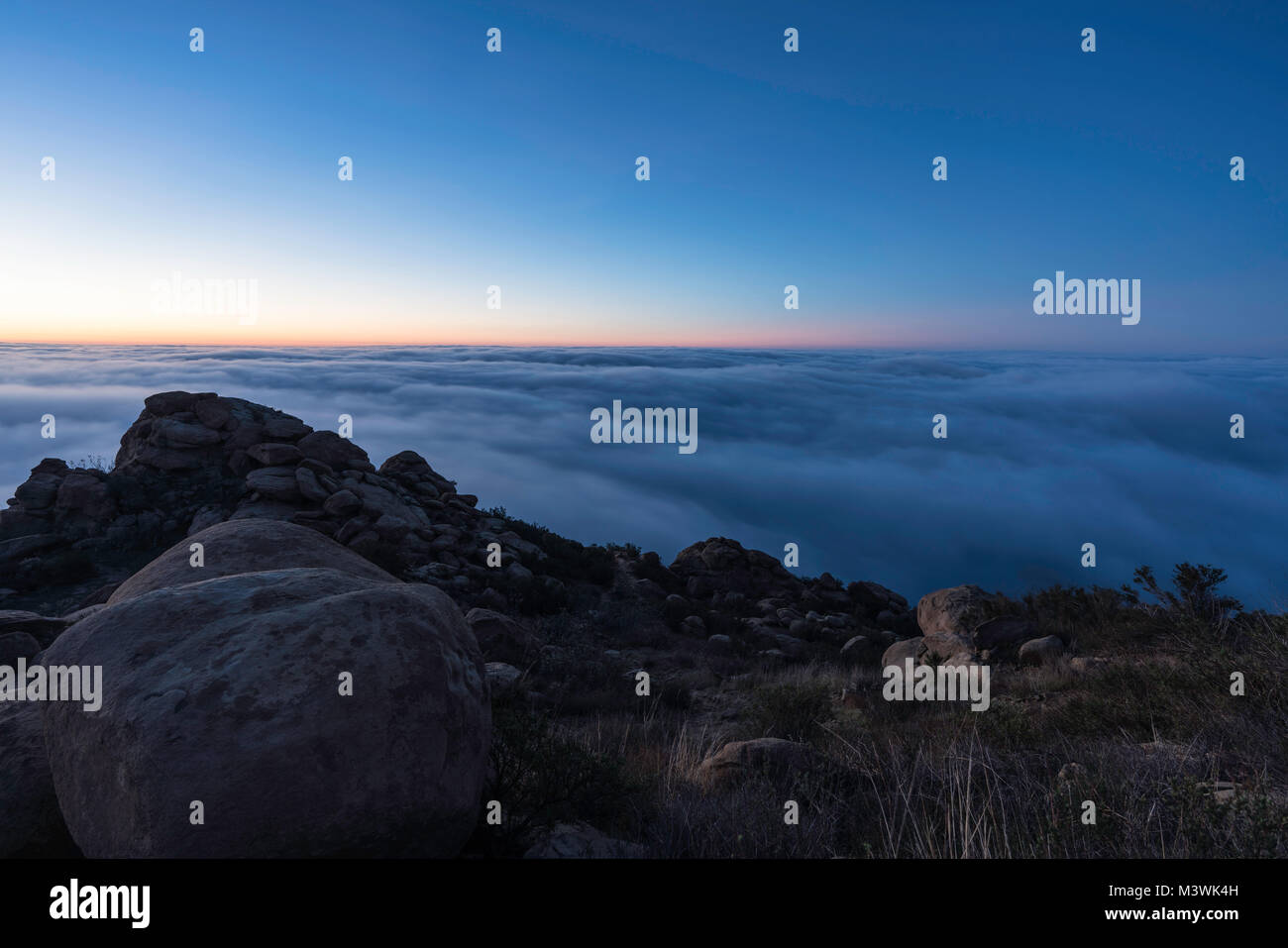 Dawn Aussicht oben Küstennebel bei Rocky Peak Park in der Nähe von Los Angeles, Kalifornien. Stockfoto