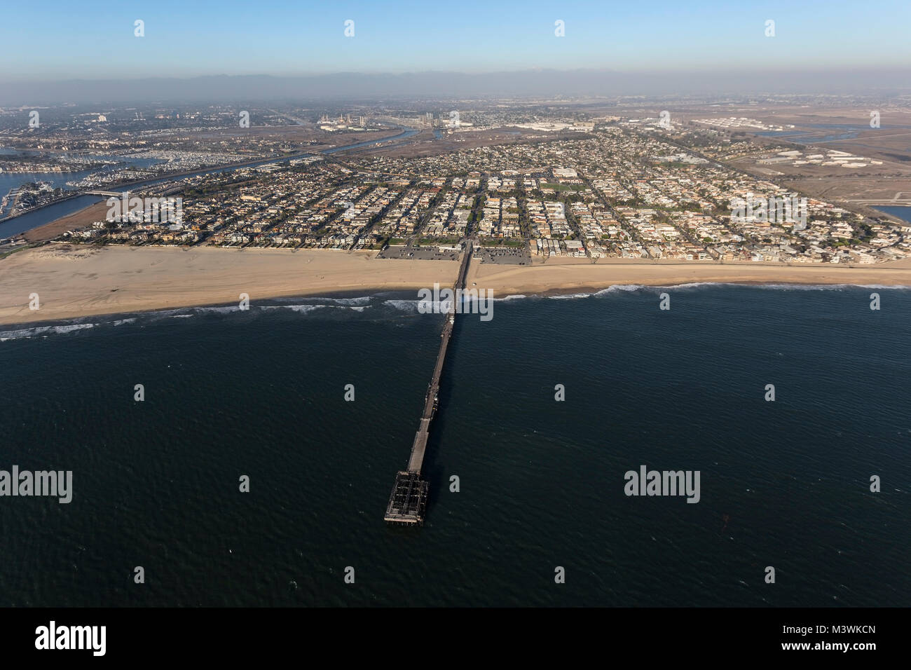 Luftaufnahme von beschädigten Seal Beach Municipal Pier in Orange County, Kalifornien. Stockfoto