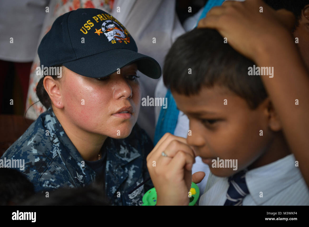 CHENNAI, Indien (12. Juli 2017) U.S. Navy Cryptologic Techniker (Sammlungen) 3. Klasse Raya Pledger, ein Eingeborener von Seaside, Calif., von der Ticonderoga-Klasse geführte-missile Cruiser USS Princeton (CG59), Farben das Gesicht einer Studentin aus der Christlichen Verein junger Menschen (CVJM) Secondary School. Der Nimitz Carrier Strike Group beteiligt sich zur Zeit an Übung Malabar 2017. Malabar 2017 ist das Neueste in einer fortlaufenden Reihe von Übungen zwischen der indischen Marine, Japan Maritime Self Defense Force und US-Marine, die sich in Umfang und Komplexität im Laufe der Jahre zugenommen hat die Vielfalt der gemeinsamen Adresse Stockfoto