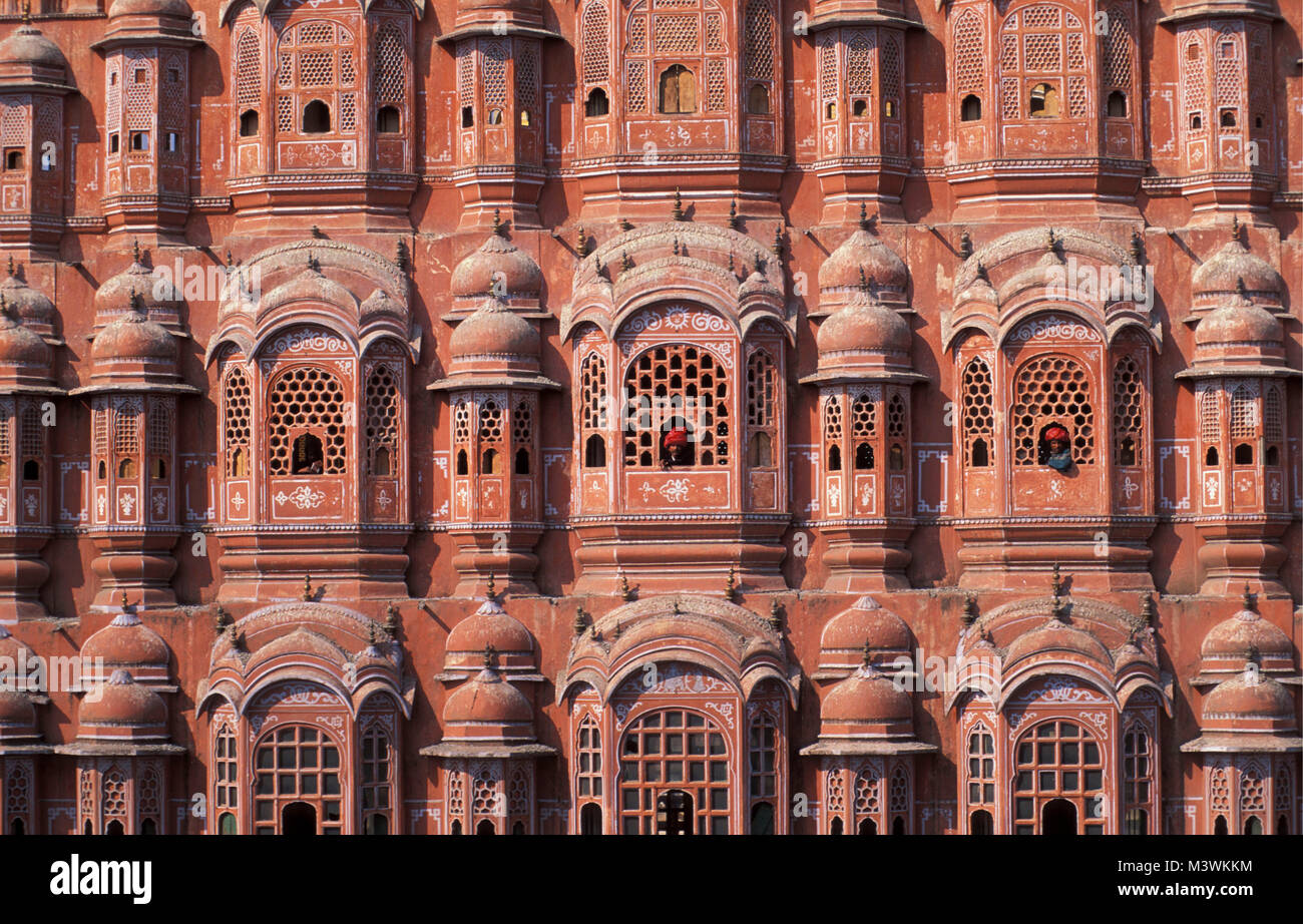 Indien. Rajasthan. Jaipur. Hawa Mahal oder Palast der Winde. Zwei indische Männer suchen aus dem Fenster. Stockfoto