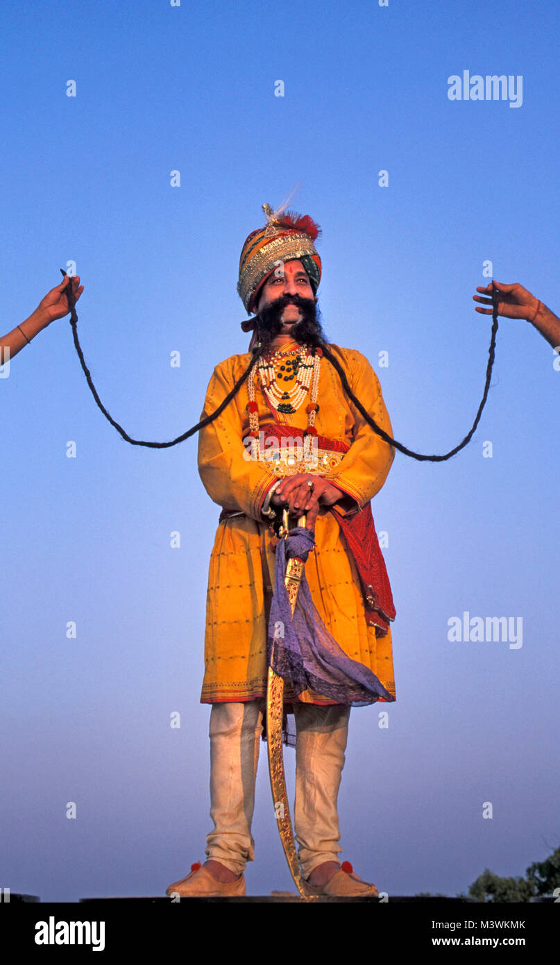 Indien. Rajasthan. Jaipur. Mann namens Ram singen Chauhan mit einem der weltgrößten Schnurrbärten. 7,8 Meter lang. Porträt. Stockfoto