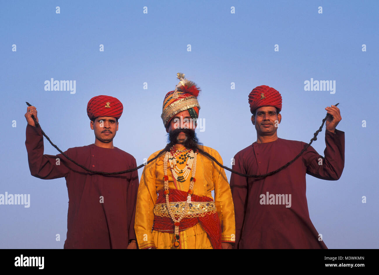 Indien. Rajasthan. Jaipur. Mann namens Ram singen Chauhan mit einer der größten Schnurrbart der Welt. 7,8 Meter lang. Porträt. Stockfoto