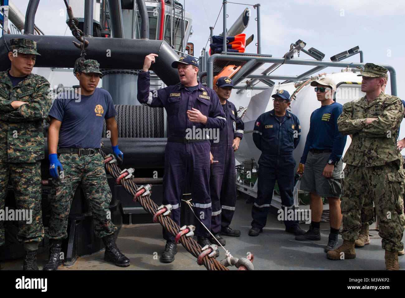 170717-N-GP 524-0220 CALLAO, Peru (17. Juli 2017) Kapitän Carlo Mario Bertalmio, Kommandant der Peruanischen Schiff BAP Morales (RAS-180), Center, gibt eine Sicherheitseinweisung an Peruanische und amerikanischen Matrosen vor der Durchführung einer gemeinsamen Tauchen und Bergung Ausbildung Übung während der UNITAS 2017. UNITAS ist eine jährliche, multinationale Übung, die auf die Stärkung unserer bestehenden regionalen Partnerschaften konzentriert und ermutigt zur Gründung neuer Beziehungen durch den Austausch von maritimen Mission - fokussiertes Wissen und Know-how bei multinationalen Ausbildungsmaßnahmen. (U.S. Marine Foto von Massenkommunikation Spec Stockfoto