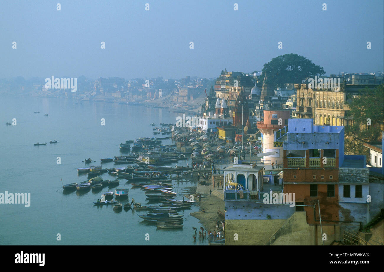 Indien. Varanasi, Benares. Blick auf den ghats am Ganges. Luftaufnahme. Stockfoto