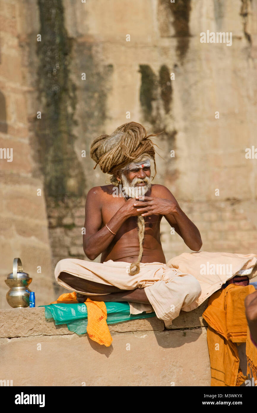 Indien. Varanasi (Benares). Die ghats. Hinduistische Pilger hinduistische heilige Männer (Sadhu) sitzen auf Ghat der Ganges. Stockfoto