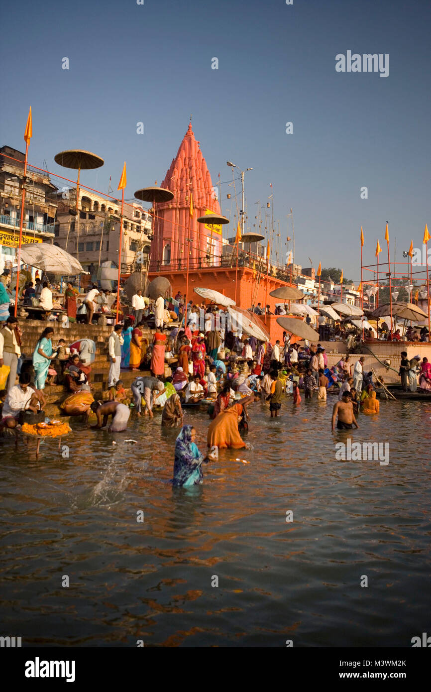 Indien, Varanasi (Benares). Die ghats. Hindu pelgrims Baden, die Anbetung in den Ganges. Ganga Mahotsava Festival (Festival der Lichter für Götter) Stockfoto