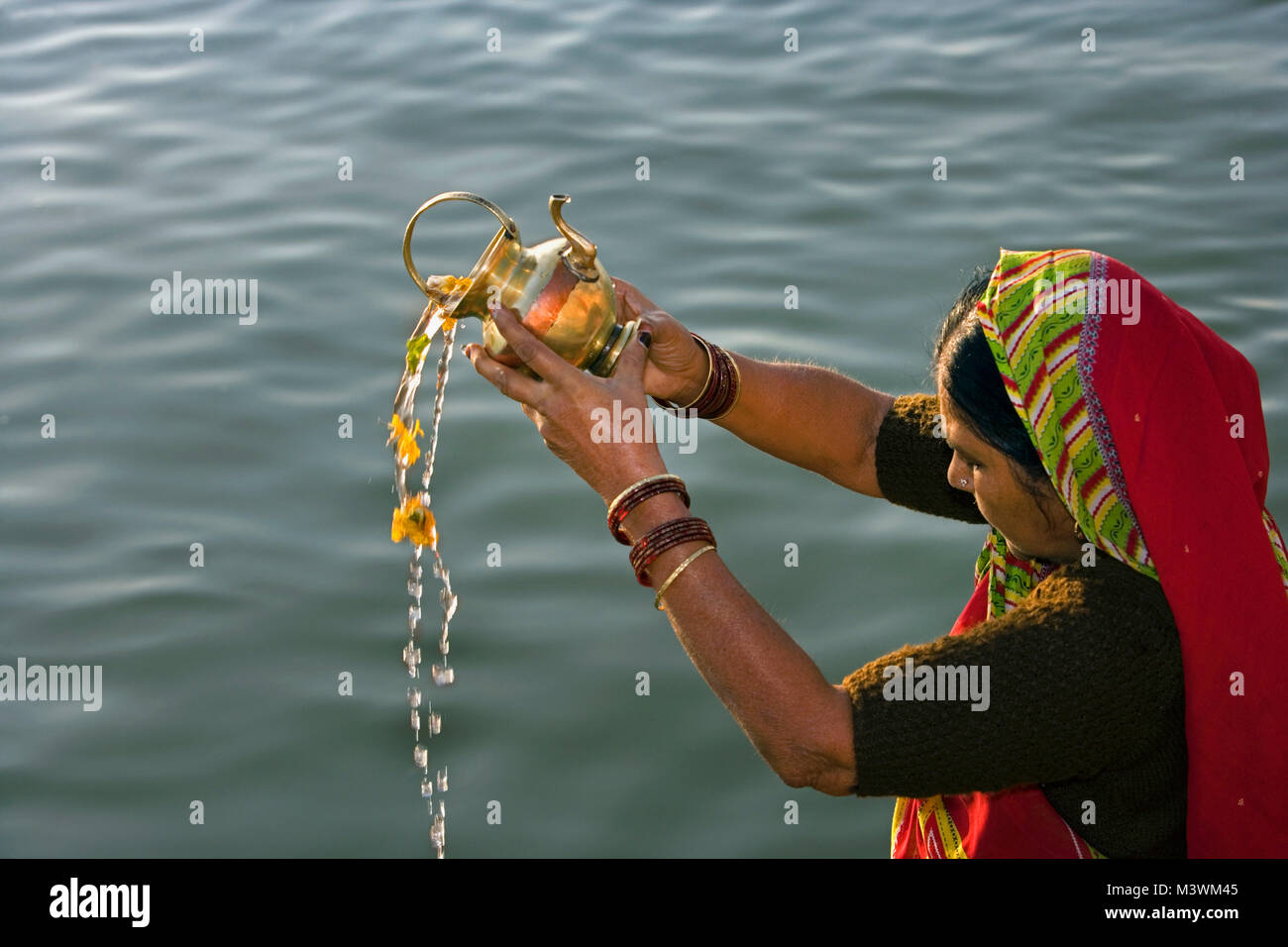 Indien. Varanasi (Benares). Die ghats. Hinduistische Pilger verehren und ihre Sünden in den Ganges zu waschen. Stockfoto