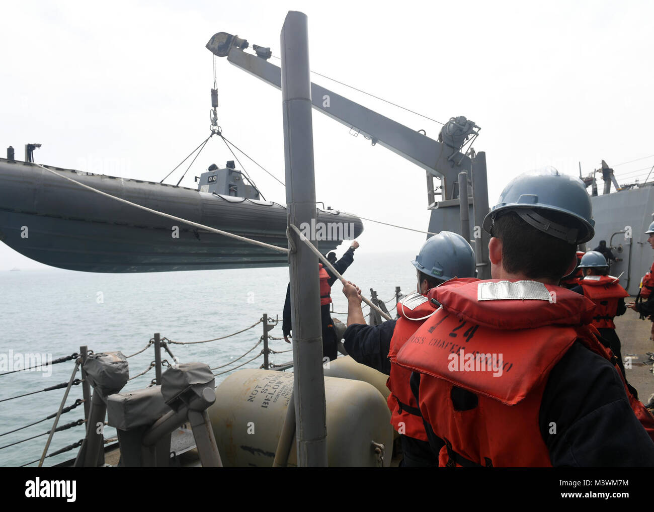 Pazifik (22 Juli 2017) - der bootsmann Mate Seemann Robert Minnich, hinten, und Seaman joey Sanchez, vorne, beide zugeordnet USS Chafee (DDG90), ist der Mensch der sich festigenden Linie beim Absenken der starren Hülle Schlauchboot (Rhib) während der Boot. Chafee ist für die US-Flotte Bereich der Operationen zur Unterstützung der UNITAS 2017 bereitgestellt. UNITAS ist eine jährliche Übung, die auf die Stärkung unserer bestehenden regionalen Partnerschaften konzentriert und ermutigt zur Gründung neuer Beziehungen durch den Austausch von maritimen Mission - fokussiertes Wissen und Know-how in der gesamten Übung. (U.S. Marine Foto von Stockfoto