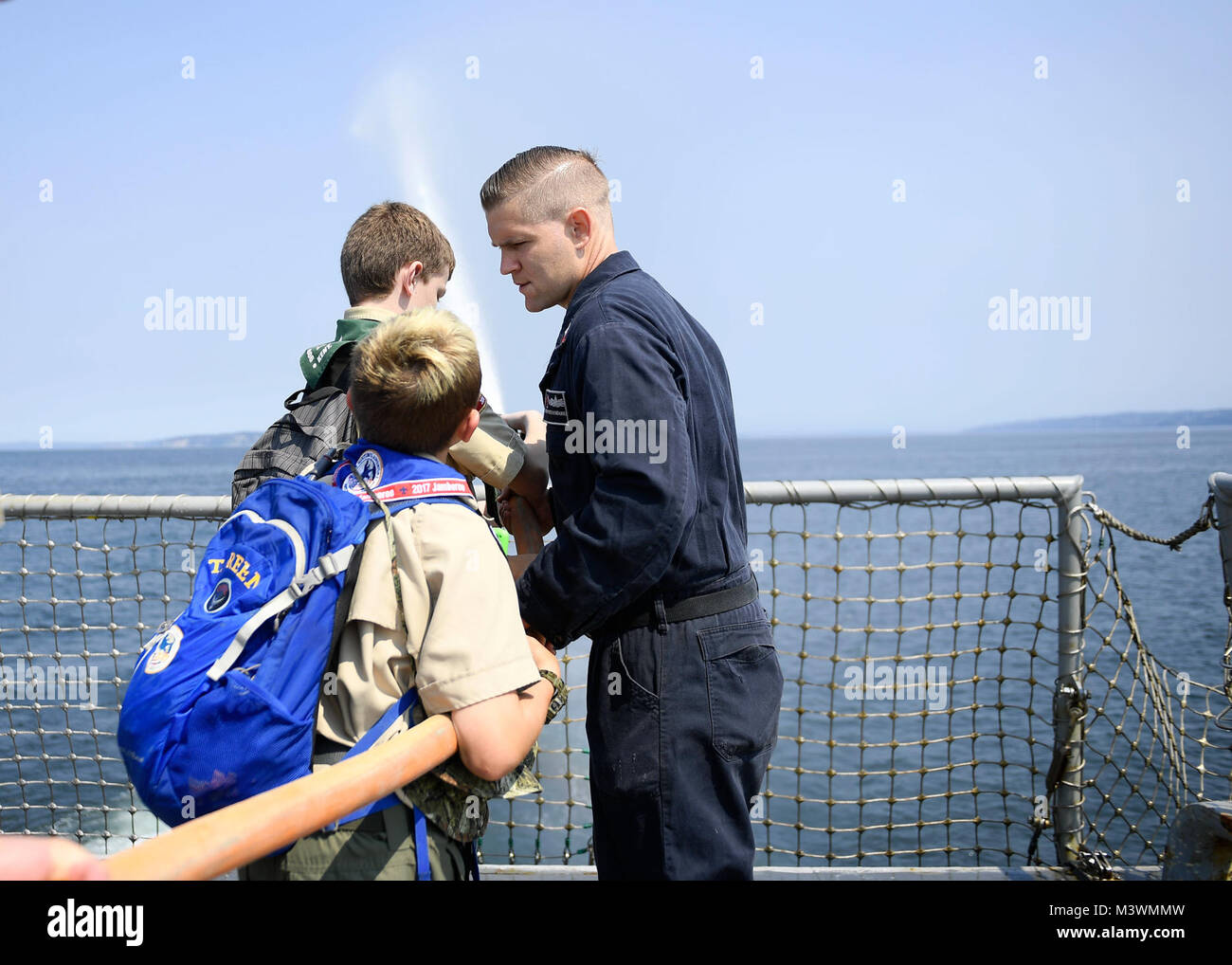 170801-N-WX 604-364 - Puget Sound, Washington (Aug. 1, 2017) Schäden Controlman 1. Klasse Christopher Romanick von Chardon, Ohio und USS Michael Murphy (DDG112) zugewiesen, zeigt, wie ein Feuer Schlauch zu verwenden, während ein Schiff Tour als das Schiff den Puget Sound Transite von Naval Station Everett, Seattle Seafair Flotte für die Woche. Seafair Fleet Week ist eine jährliche Feier des Meeres Dienstleistungen darin Seemänner, Marinesoldaten und Küstenwache Mitglieder vom Besuch der US-Marine und Küstenwache Schiffe und Schiffe aus Kanada machen die Stadt zu einem Hafen des Anrufs. (U.S. Marine Foto von Mass Communication Specialist 2. Klasse Jose Stockfoto