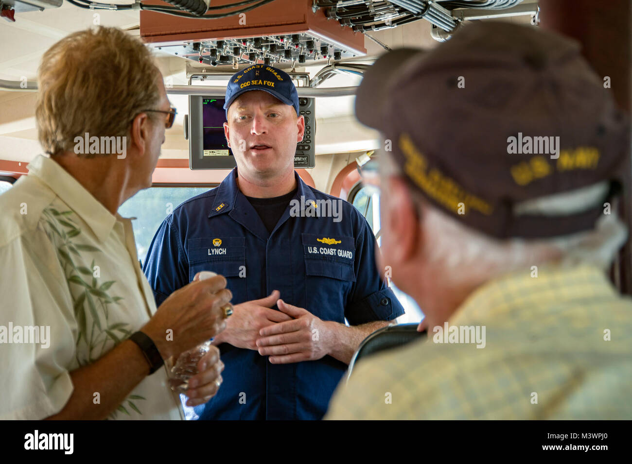 170830-N-EH 218-051 POULSBO, Washington (Aug. 30, 2017) - United States Coast Guard Chief Warrant Officer Tschad Lynch, kommandierender Offizier der Marine Protector-Klasse Coastal Patrol Boat USCGC Sea Fox (WPB 87374), beantwortet Fragen, die von der Crew der stillgelegten Marine U-Boot USS Sea Fox (SS 402) während einer Tour. Die Tour war eine Gelegenheit für die ehemaligen ubootfahrer der Küstenwache Namensvetter des ehemaligen Boot zu sehen. (U.S. Marine Foto von Mass Communication Specialist 2. Klasse Ryan J. Batchelder/Freigegeben) 170830-N-EH 218-051 von Naval Base Kitsap (NBK) Stockfoto