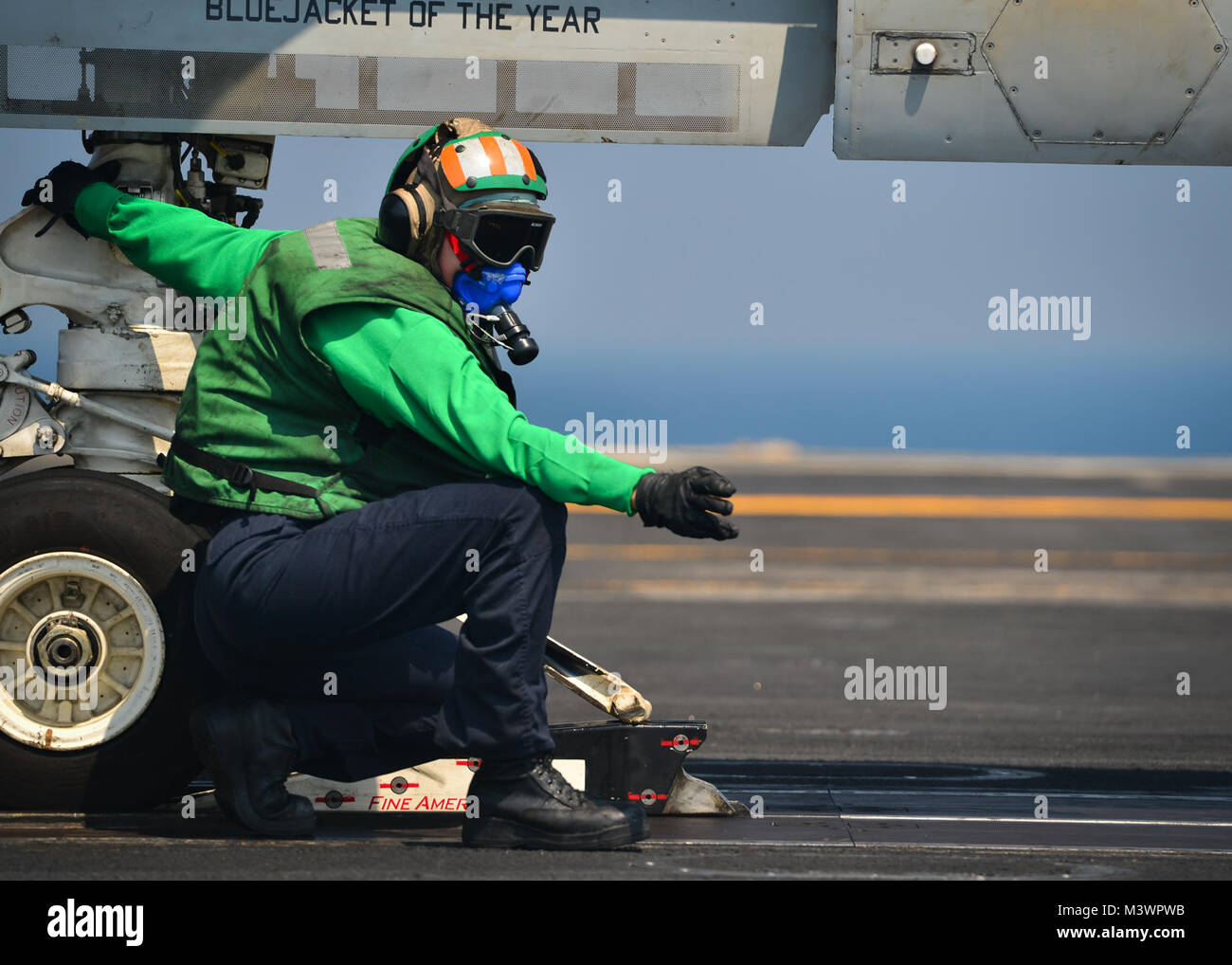 170904-N-NI 812-171 arabischen Golf (Sep. 4, 2017) U.S. Navy's Aviation Bootsmann Mate (Ausstattung) 3. Klasse Ashtyn Foster, von Boise, Idaho, trägt Wärme stress testing Equipment an Bord der Flugzeugträger USS Nimitz (CVN 68), Sept. 4, 2017, in den Persischen Golf. Der Nimitz ist in den USA der 5. Flotte Bereich der Operationen zur Unterstützung der Operation inhärenten Lösung bereitgestellt. Während in dieser Region, das Schiff und Streik Gruppe leiten Maritime Security Operations Verbündeten und Partnern zu beruhigen, die Freiheit der Schifffahrt zu bewahren und den freien Fluss des Handels halten. (U.S. Marine Foto von Massenkommunikation Spe Stockfoto