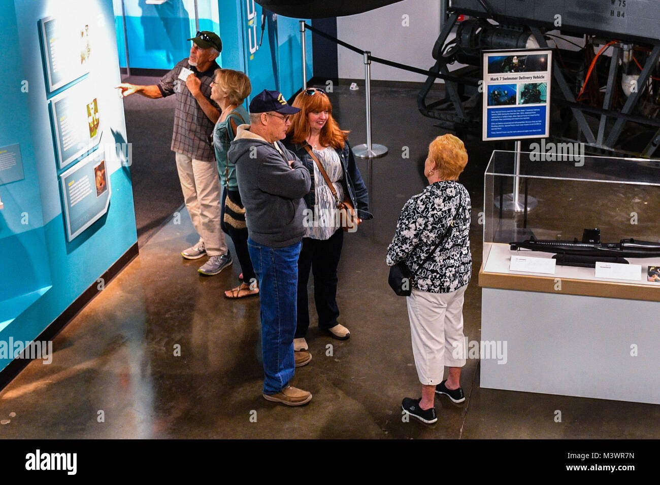 170915-N-SH 284-160 Keyport, Washington (15. September 2017) Mitglieder Der bathyscaph Trieste Alumni Association Tour die Naval Undersea Museum-Keyport, als Teil ihrer halbjährlichen Reunion. Triest ist die einzige U-Boot immer den tiefsten Teil des Ozeans zu erforschen besetzt, der Challenger tief in die marianen Graben. Trieste II, den ersten tiefen eintauchen Fahrzeug von der US-Marine gebaut, nach der Übernahme der ursprünglichen Triest bathyscaph, ist permanent auf dem Display außerhalb des Museums. (U.S. Marine Foto von Mass Communication Specialist 2. Klasse Vaughan Dill/Freigegeben) 170915-N-SH 284-160 von Stockfoto