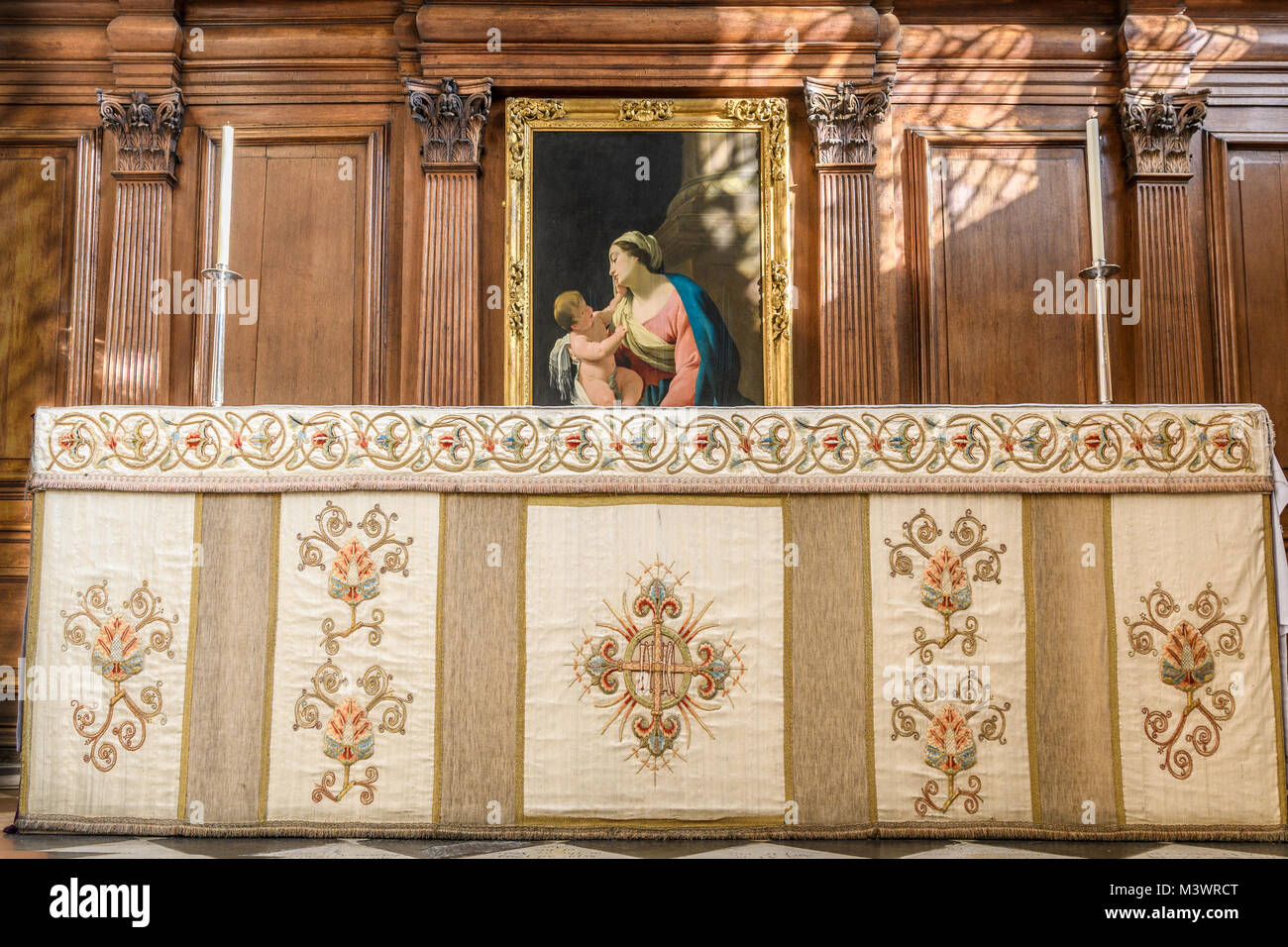 Der Hochaltar im kirchenschiff an der christlichen Kirche St. Maria, der Jungfrau, die offizielle Kirche an der Universität von Oxford, England. Stockfoto