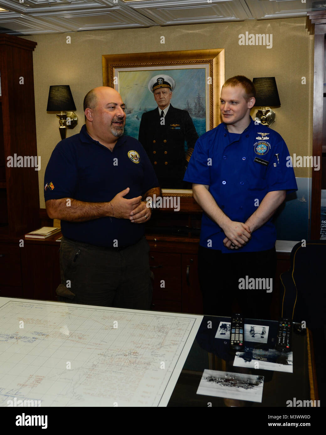 Arabische Meer (Okt. 2010) 27, 2017) US-Botschafter in Sri Lanka und den Malediven Atul Keshap, Links, spricht mit kulinarischen Specialist 3. Klasse Justin Wollam, aus Vidor, Texas, in der kommandierende Offizier der in-Anschluß Kabine an Bord der Flugzeugträger USS Nimitz (CVN 68). Oktober 27, 2017, in das Arabische Meer. Der Nimitz Carrier Strike Group ist auf einem regelmäßigen Einsatz in der Siebten Flotte der Verantwortung zur Unterstützung der Maritime Security Operations und Theater Sicherheit Bemühungen um Zusammenarbeit. (U.S. Marine Foto von Mass Communication Specialist Seaman David Claypool)171027-N-XU 691-013 von Naval Base Kit Stockfoto