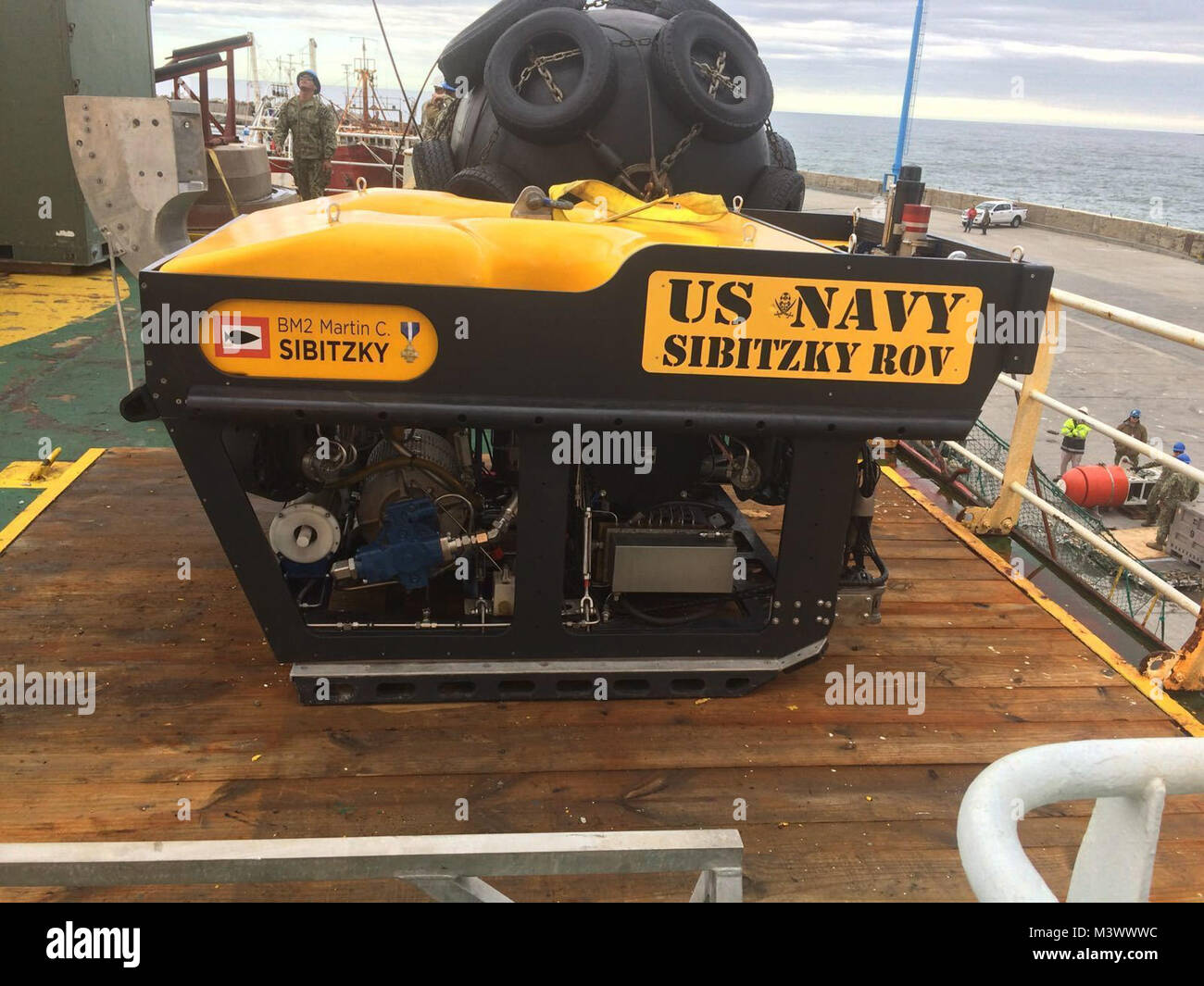 171120-N-KX 129-023 Comodoro Rivadavia, Argentinien (Nov. 20, 2017) Matrosen zu Unterseeischen Rescue Befehl (URC) und Argentinier Last u-boot Rescue Equipment auf den Norwegischen bau Support Vessel Skandi Patagonien zugeordnet. URC ist nur u-Boot rescue Einheit der U.S. Navy, mobilisiert die Suche der argentinischen Regierung und Rettungsmaßnahmen für die argentinische Marine diesel-elektrischen submarine A.R.A. zu unterstützen. San Juan (S42). (U.S. Marine Foto von Lt.Cmdr. John Babick/Freigegeben) 171120-N-KX 129-023 durch Foto Kurator Stockfoto