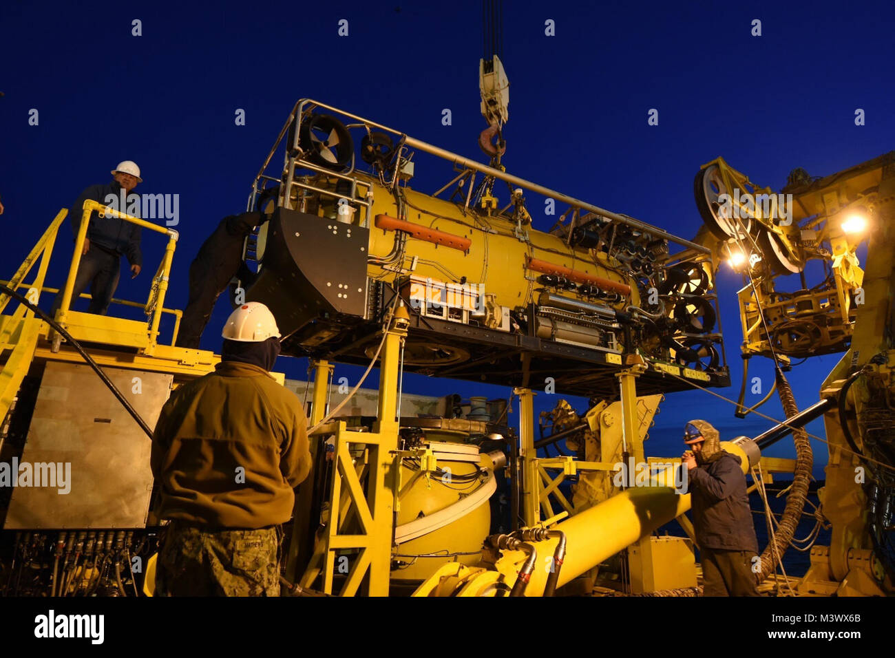 171126-N-HS 500-003 Comodoro Rivadavia, Argentinien (Nov. 26, 2017) Undersea Rescue Befehl (URC) und argentinischen Bauarbeiter bereiten Sie das Schiff Sophie Siem für die Installation der U-Boot retten Tauchen und Deko-kammer System (SRDRS), die die tiefen Tauchen rescue Fahrzeug funktioniert, das unter Druck stehende Rescue Modul (PRM). Undersea Rescue Befehl, nur u-Boot rescue Einheit der U.S. Navy, mobilisiert die Suche der argentinischen Regierung und Rettungsmaßnahmen für die argentinische Marine diesel-elektrischen submarine ARA San Juan zu unterstützen. (U.S. Marine Foto von Mass Communication Specialist Christop Stockfoto