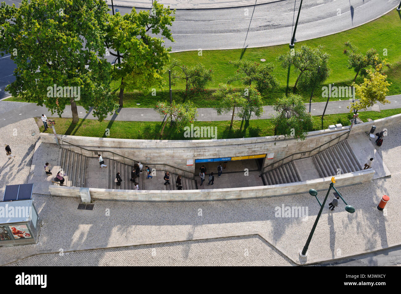 Stufen führen in den Marques de Pombal Metro, Lissabon, Portugal Stockfoto