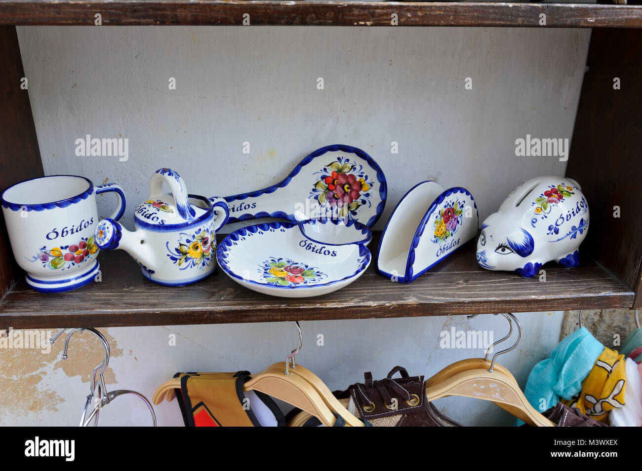 Bunte Handwerk Tonwaren auf Verkauf in Obidos, Portugal Stockfoto