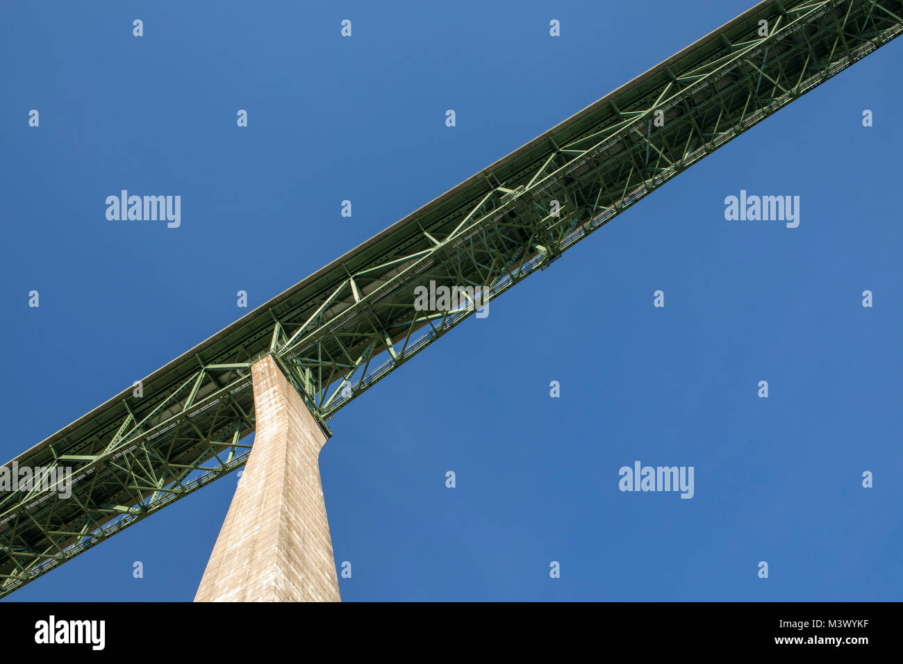 Foresthill Brücke über den American River in Auburn, Kalifornien. Klare, blaue Frühjahr Tag übersicht Detail dieses beeindruckende 700 Fuß plus Struktur. Stockfoto